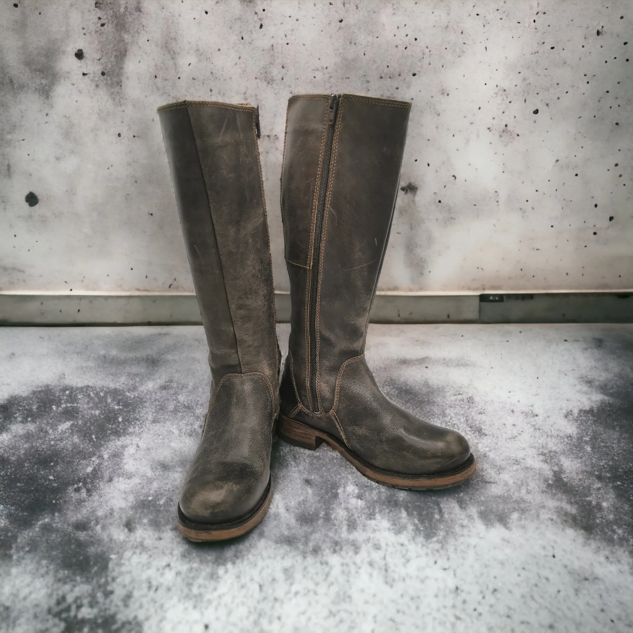 WOMENS SIZE 6.5 US (37) - BOS&CO, Designer Fashion, Tall Leather, Fleece Lined Winter Boots EUC B22